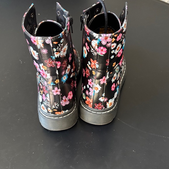 Dockers Black Floral Lace-Up Boots - Picture 3 of 4